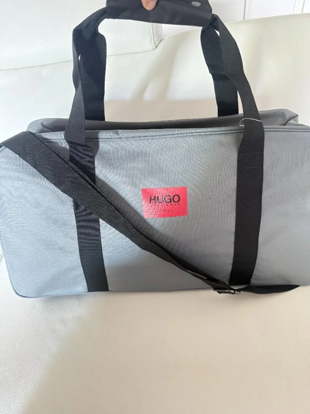 NEW HUGO BOSS PARFUMS GRAY DUFFLE BAG TRAVEL GYM WEEKENDER UNISEX